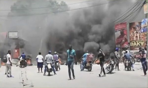 Haití. En el 2º día de huelga general continua la paralización del país La mayoría de las actividades, incluidas las comerciales, continuaron paralizadas en Haití, durante el día de ayer martes 27, el segundo de una huelga general de tres días, <br />que persigue obligar al primer ministro a desistir en su decisión de aumentar el precio de los combustibles en más del 100% en el mercado nacional. Lanzada… <br />https://kaosenlared.net/haiti-en-el-2o-dia-de-huelga-general-continua-la-paralizacion-del-pais/ via @Kaosenlarednet@twitter.com #Haiti