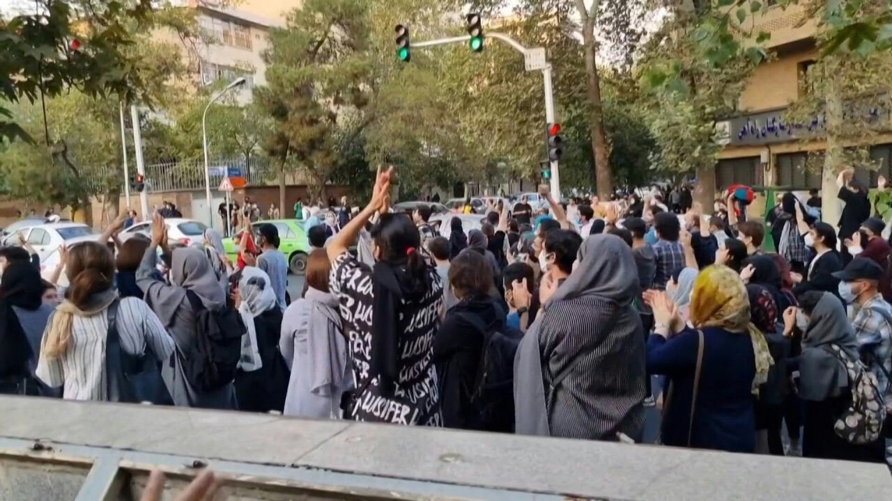 Cómo las protestas por la muerte de Mahsa Amini muestran cambios profundos en Irán https://www.kurdistanamericalatina.org/como-las-protestas-por-la-muerte-de-mahsa-amini-muestran-cambios-profundos-en-iran/ via @RojavaAzadi@twitter.com #MahsaAmini <br />#Rojhilat #feminisme #jineolojî